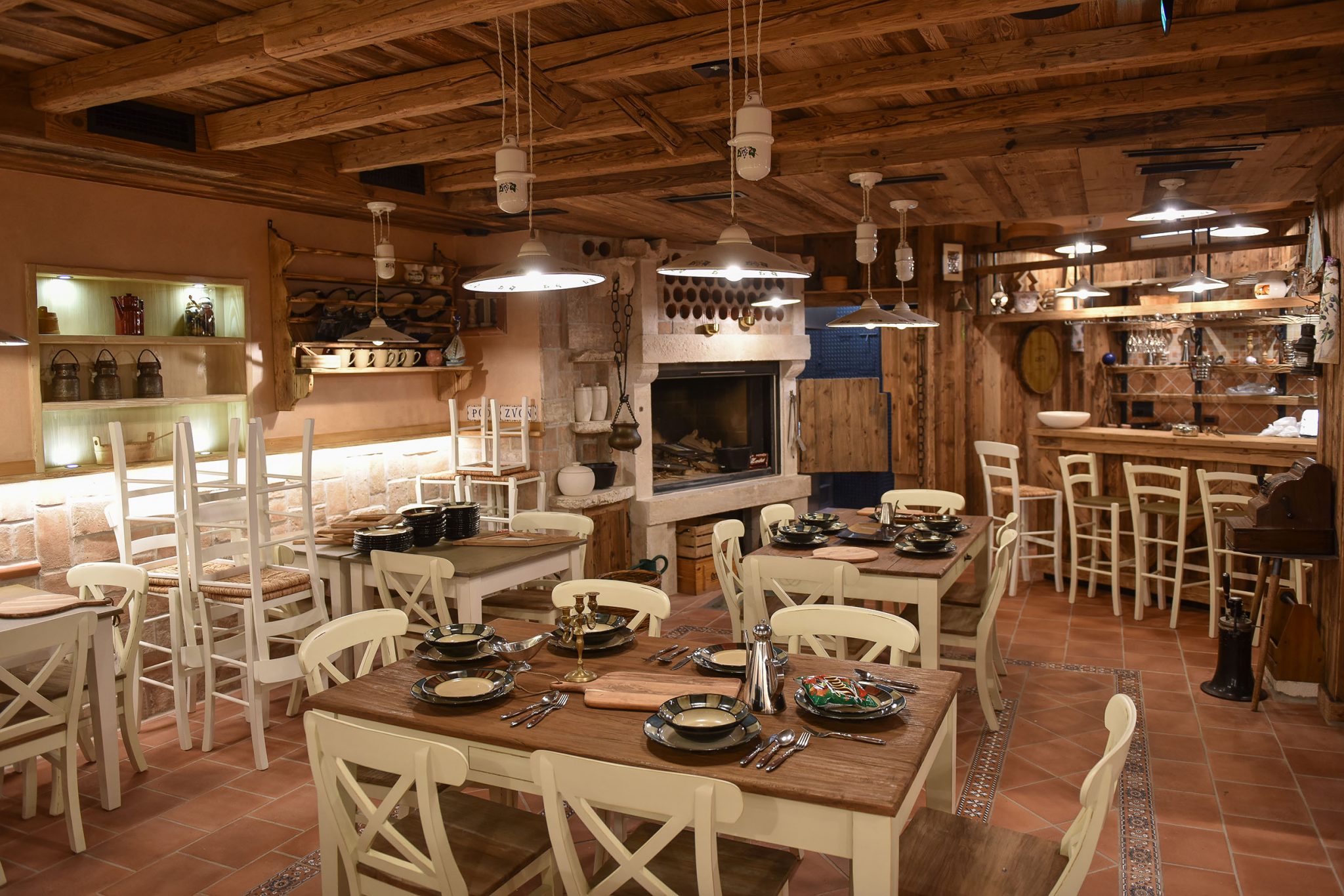 Nalazi se tik pod zvon župne crkve u centru grada.